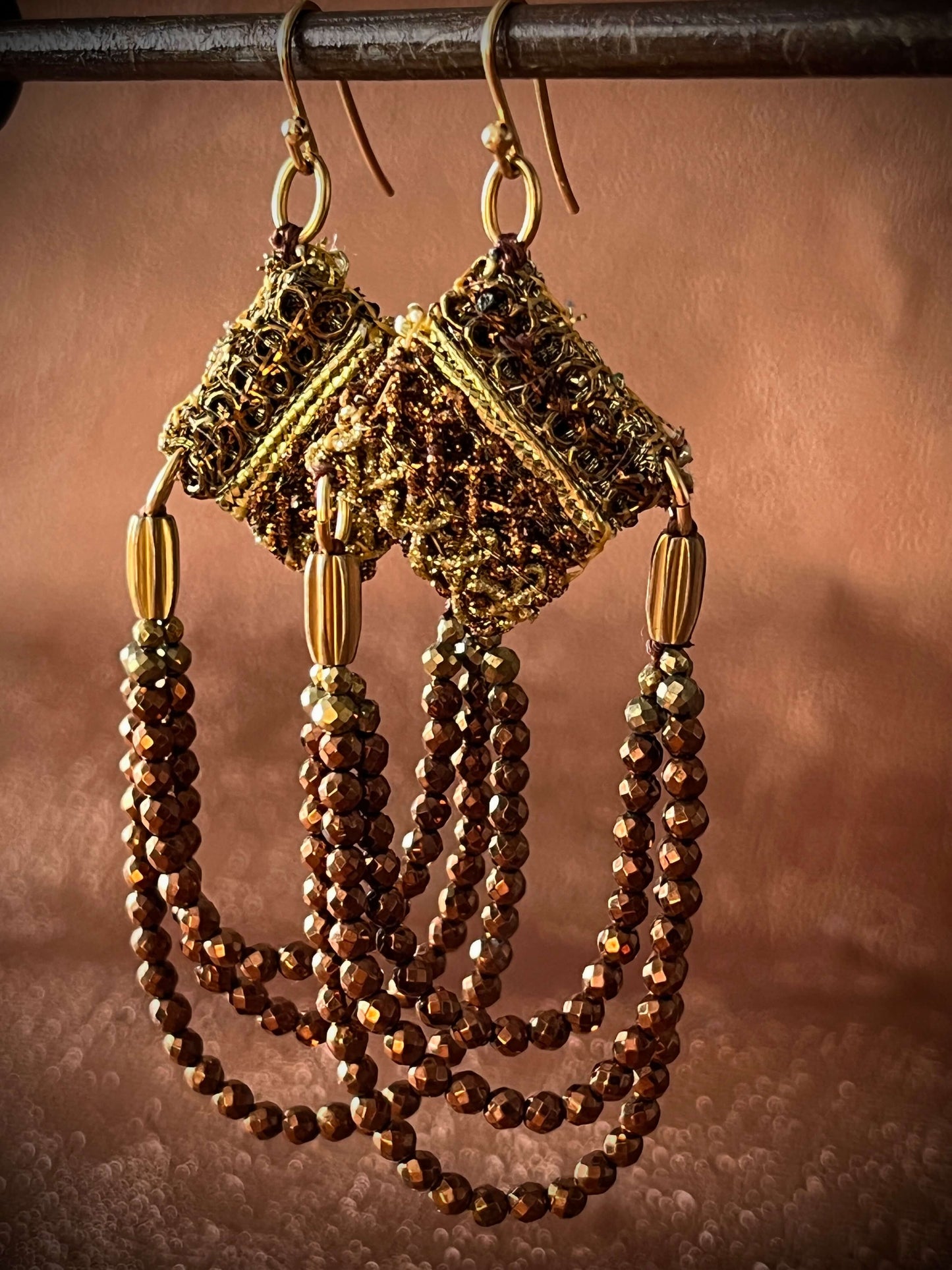 Boucles d’oreilles SETA MOKA Small— ornement couture et éclat délicat