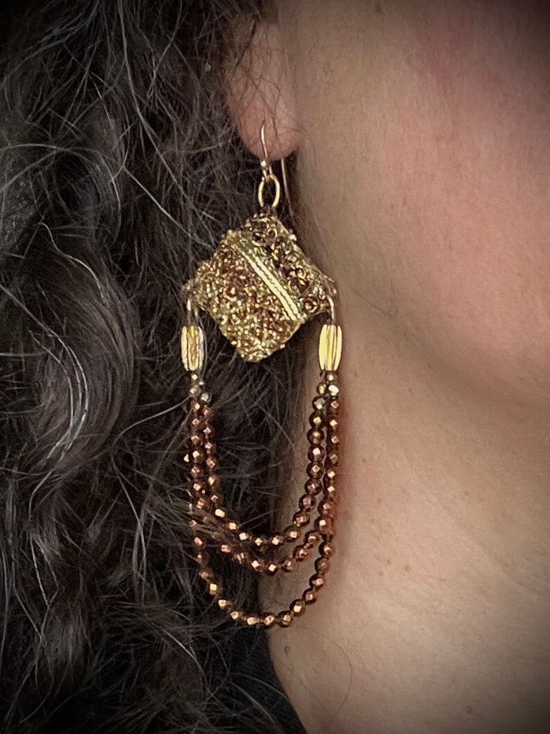 Boucles d’oreilles SETA MOKA Small— ornement couture et éclat délicat