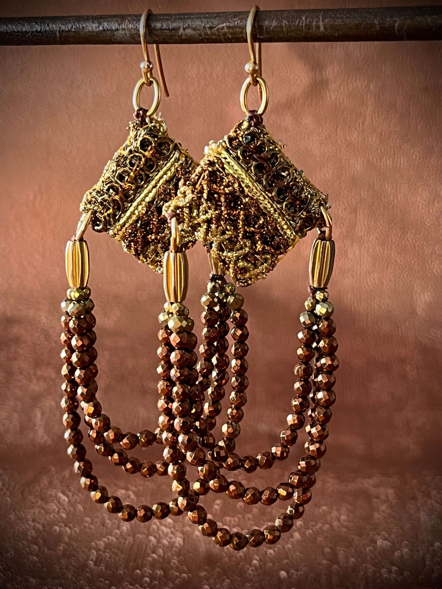 Boucles d’oreilles SETA MOKA Small— ornement couture et éclat délicat