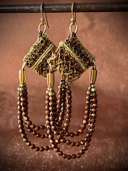 Boucles d’oreilles SETA MOKA Small— ornement couture et éclat délicat