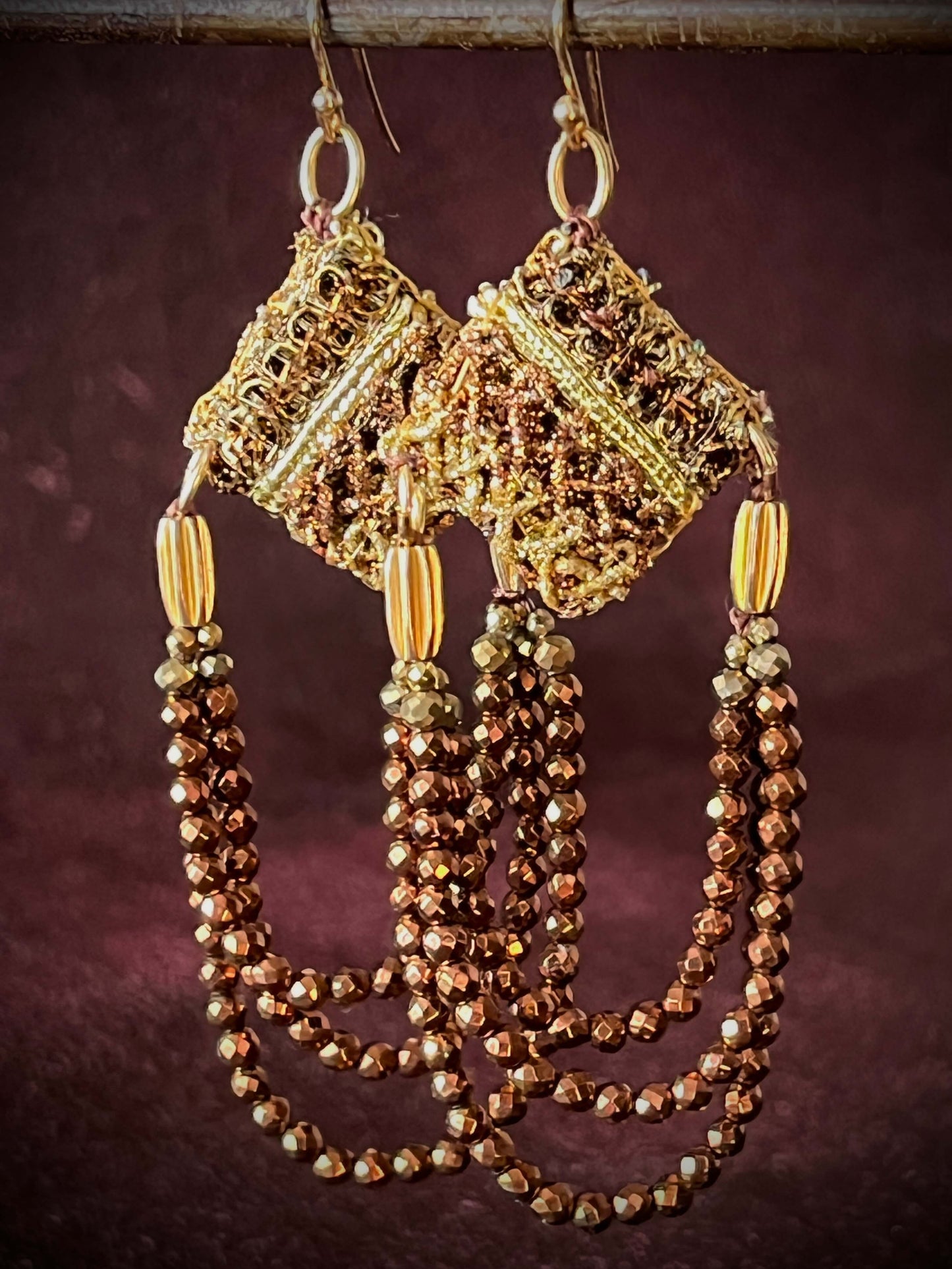 Boucles d’oreilles SETA MOKA Small— ornement couture et éclat délicat