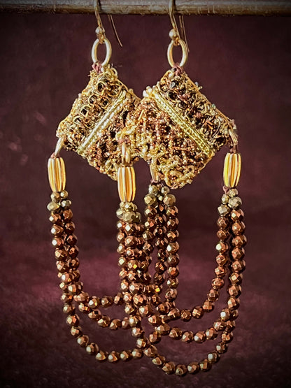 Boucles d’oreilles SETA MOKA Small— ornement couture et éclat délicat