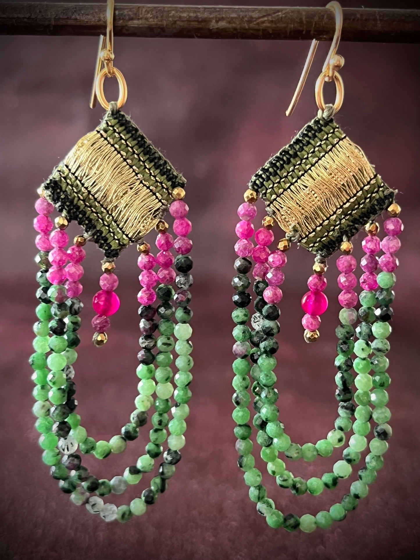 BOUCLES D'OREILLES SETA RUBIS: vibration végétale et éclat profond