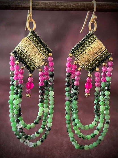BOUCLES D'OREILLES SETA RUBIS: vibration végétale et éclat profond