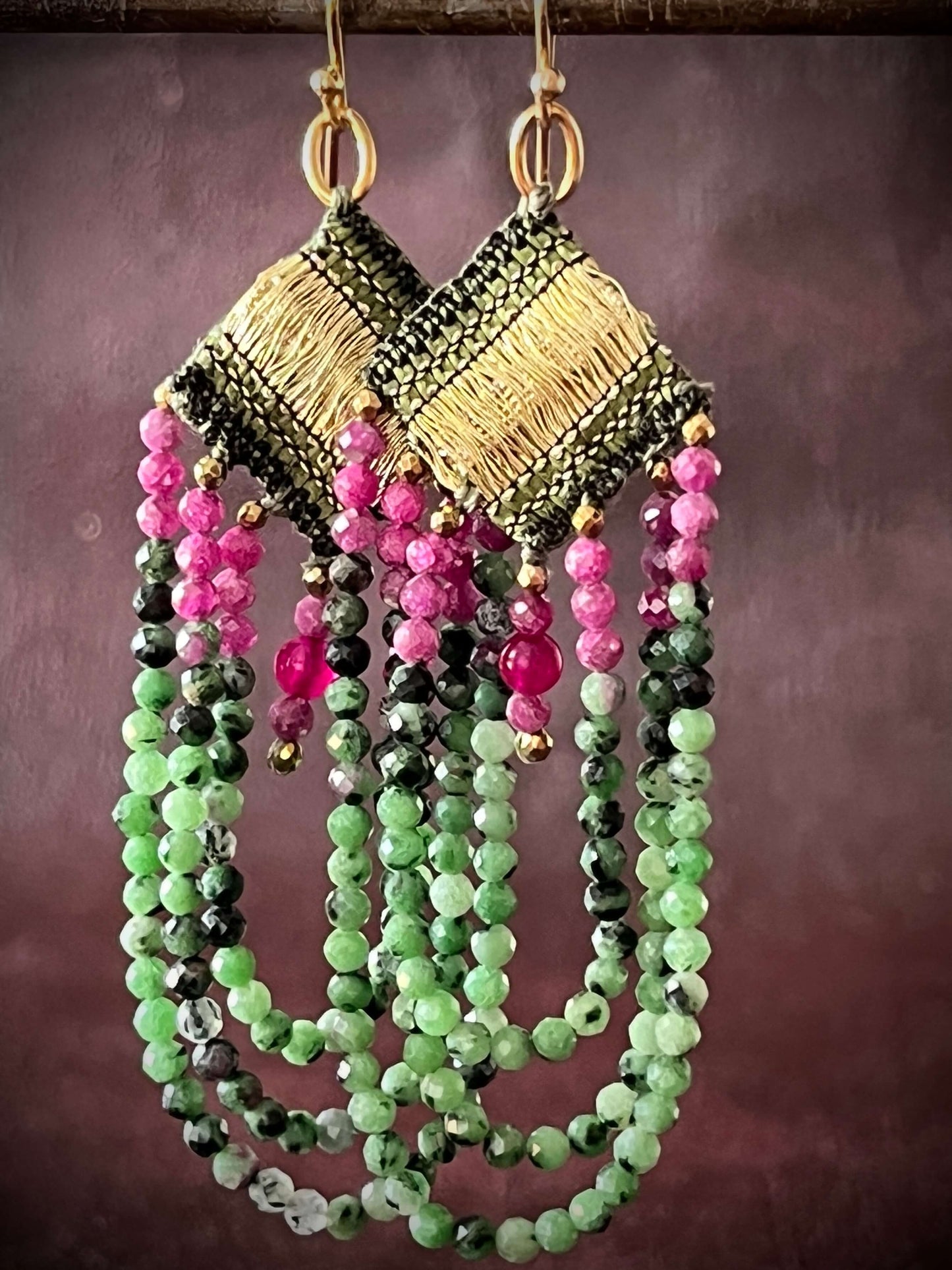 BOUCLES D'OREILLES SETA RUBIS: vibration végétale et éclat profond