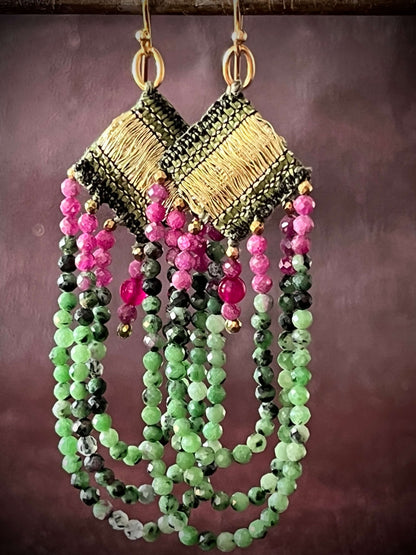 BOUCLES D'OREILLES SETA RUBIS: vibration végétale et éclat profond