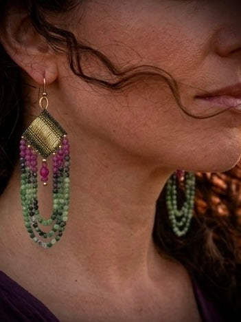BOUCLES D'OREILLES SETA RUBIS: vibration végétale et éclat profond