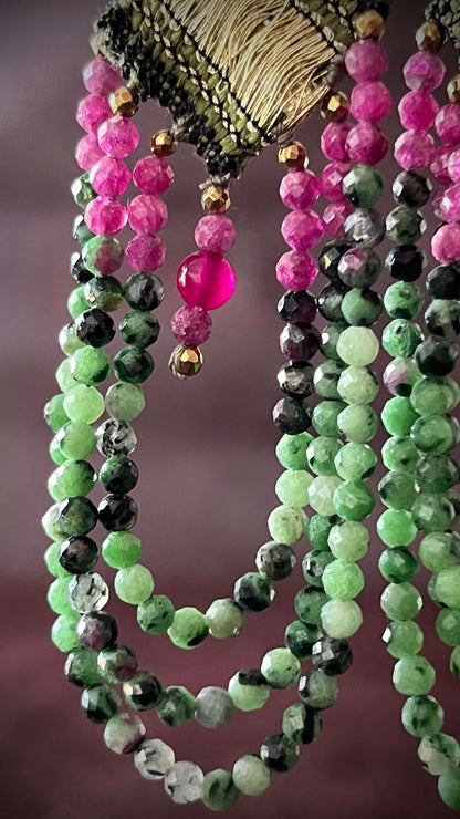 BOUCLES D'OREILLES SETA RUBIS: vibration végétale et éclat profond