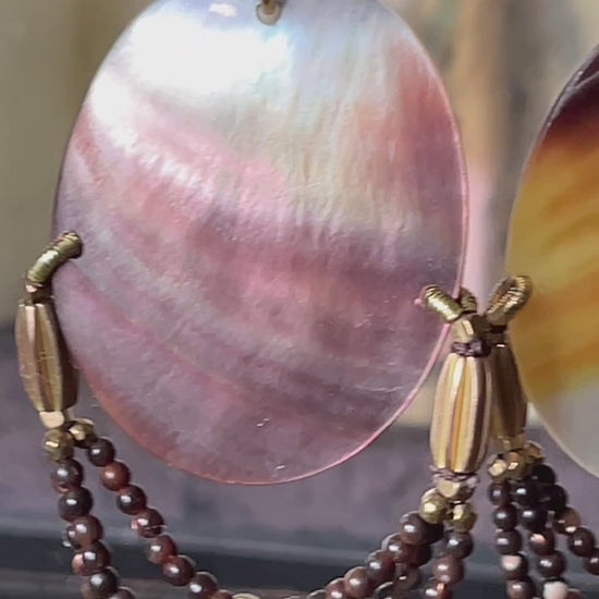 Video boucles d'oreilles Savannah nacre rideau laiton