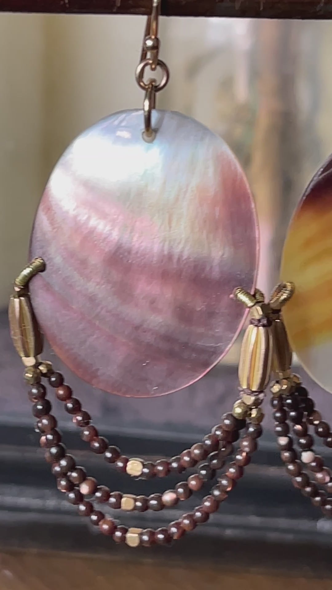 Video boucles d'oreilles Savannah nacre rideau laiton