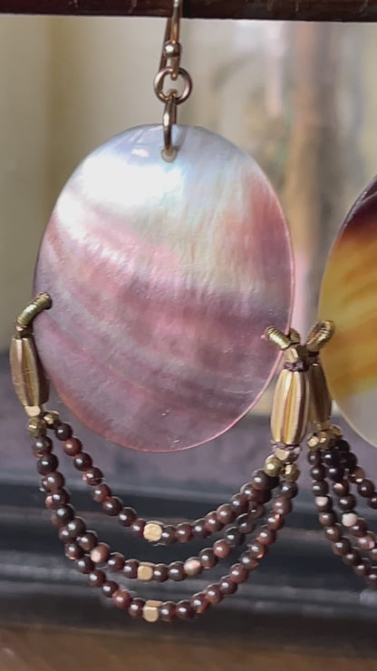 Video boucles d'oreilles Savannah nacre rideau laiton